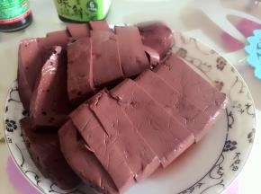 猪血切块，大火把锅烧热，放油爆香姜蒜末，倒入猪血闷炒，盖锅20秒后开锅翻炒。