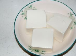 豆腐切块，放入锅中