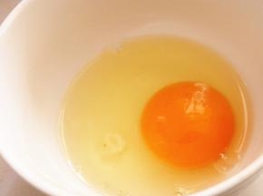 鸡蛋打入碗中