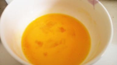 用筷子朝一个方向搅拌均匀