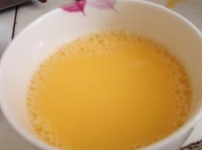 在蛋液中倒入温水，蛋液与水的比例在1：2左右