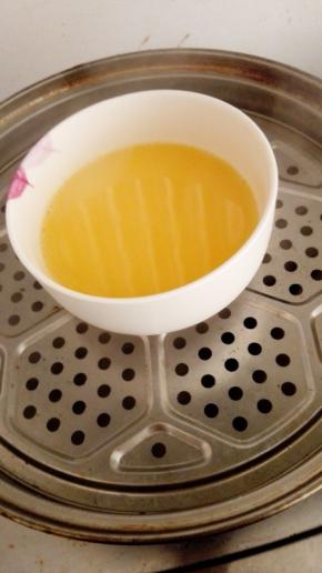 蒸锅内放水烧开，放入小碗