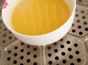 蒸锅内放水烧开，放入小碗