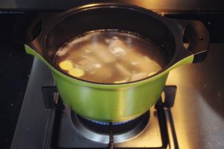 锅内加冷水，放入葱姜和牛肉。撇去血沫。中火煮30分钟