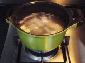 锅内加冷水，放入葱姜和牛肉。撇去血沫。中火煮30分钟