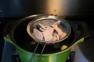 煮好的牛肉沥干水分，晾凉