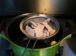 煮好的牛肉沥干水分，晾凉