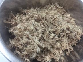 将煮好的牛肉撕成细条备用