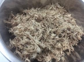 将煮好的牛肉撕成细条备用