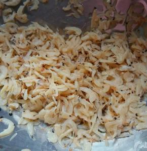 虾皮清洗干净，沥干水分
