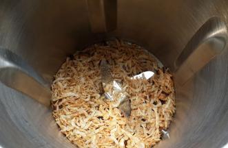 虾皮放入炒锅中，小火煸炒到脱干水分