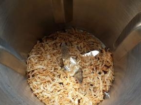 虾皮放入炒锅中，小火煸炒到脱干水分