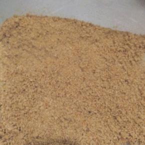 炒好的虾皮放入搅拌机中，打磨成粉