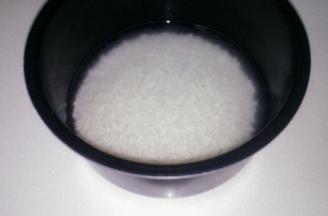   大米和糯米洗净泡在水中半个小时
