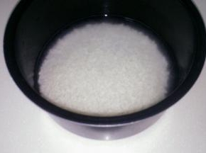   大米和糯米洗净泡在水中半个小时
