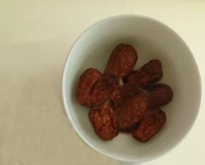 红枣和枸杞洗净备用
