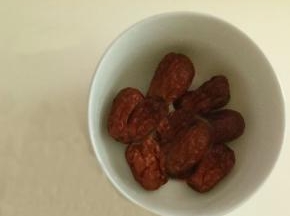 红枣和枸杞洗净备用
