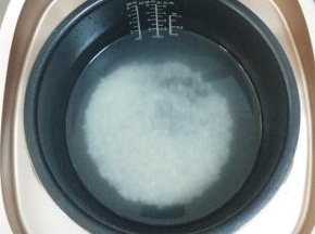 泡好的两种米放入电饭锅中，放入枸杞，红枣和桂圆，按下煮粥键
