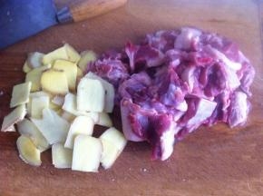 老姜切成片状，鸭子洗净剁成大小相等的块状
