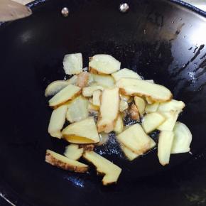 油温七分热的时候放入姜片，翻炒
