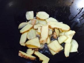 油温七分热的时候放入姜片，翻炒
