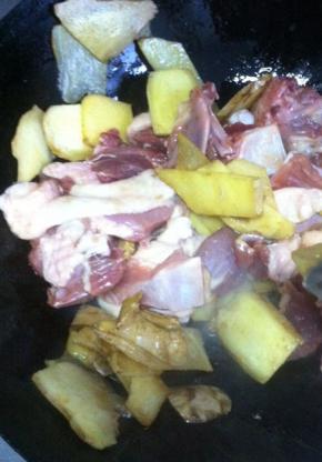 姜片微微变成黄色加入鸭块，将鸭子的油脂翻炒出来
