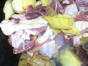 姜片微微变成黄色加入鸭块，将鸭子的油脂翻炒出来
