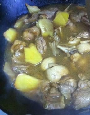 放入八角煸香，倒入米酒和生抽
