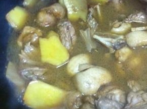 放入八角煸香，倒入米酒和生抽
