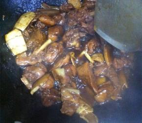 汤汁收的超不多的时候可以加入盐和鸡精调味
