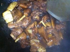 汤汁收的超不多的时候可以加入盐和鸡精调味
