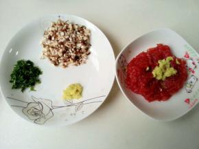 香菇，豆腐洗净切成块状，牛里脊切成小块用姜末和盐腌制10分钟
