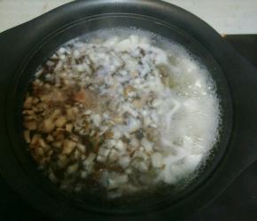 锅内放冷水，加入香菇，嫩豆腐煮开
