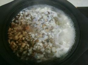 锅内放冷水，加入香菇，嫩豆腐煮开
