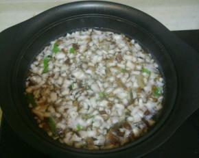 放入过水的牛肉煮开，放入盐和鸡精调味
