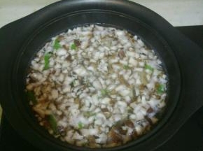 放入过水的牛肉煮开，放入盐和鸡精调味

