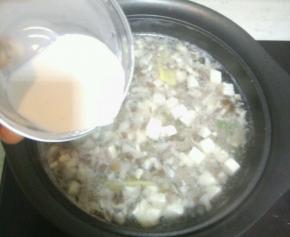 沿着锅边倒入水淀粉，不要一次全部倒入，少量多次
