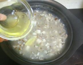 调成小火，沿着锅边倒入蛋清，用筷子搅散成蛋花
