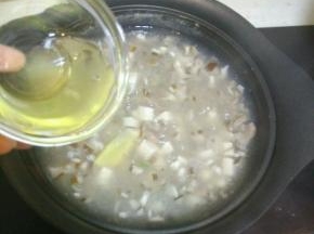调成小火，沿着锅边倒入蛋清，用筷子搅散成蛋花

