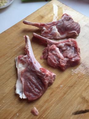 羊排取出，放置于室温慢慢解冻