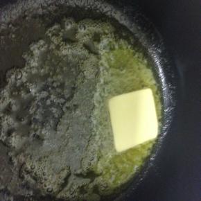 锅内烧热放小块黄油，小火加热至融化