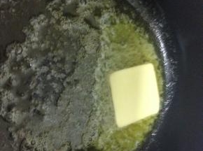 锅内烧热放小块黄油，小火加热至融化