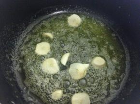 放入蒜片，煎出香味