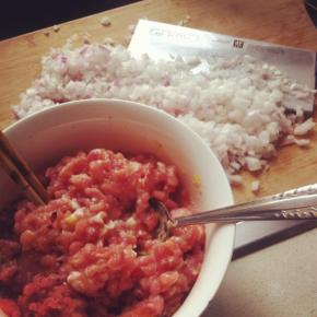 牛肉末放入鸡蛋，料酒和黑胡椒搅拌均匀
