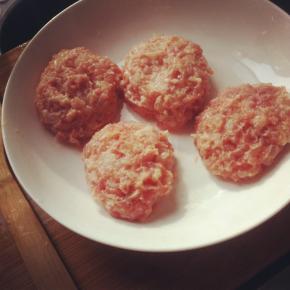 手上抹少许的油，将肉馅团成圆形，用双手反复拍打
