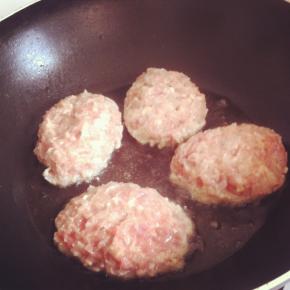  锅内放入黄油融化，放入肉饼中小火煎至双面金黄，内部熟透
