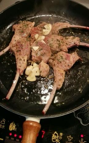 将羊排放入锅内，小火慢煎