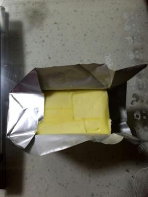 准备黄油和低筋面粉
