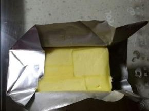 准备黄油和低筋面粉
