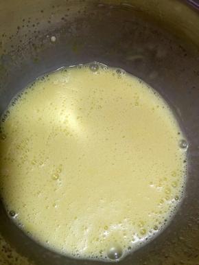 取适量的黄油隔水融化，用打蛋器打至顺滑
